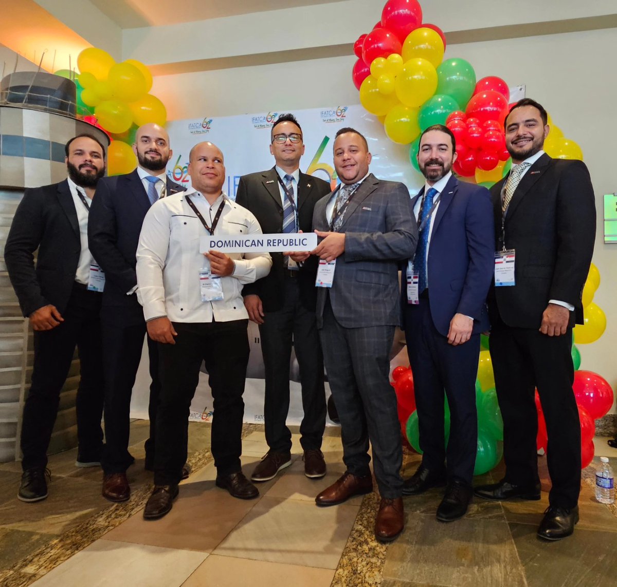Adca_Atc's tweet photo. Nos emociona compartirles nuestra destacada participación en la 62ª conferencia de IFATCA en Jamaica. Como delegación Dominicana, conformada por nuestros talentosos controladores Alberto Santana, Gabriel Ramirez, Alejandro Tejada, Joel Holguin, El-Kadur Acosta, Luis Cabral y Ramon Armora, hemos vivido una semana intensa de trabajo, abordando los tres comités clave de IFATCA: el Comité Profesional y Legal, el Comité Técnico y el Comité Constitucional y Administrativo.

Ha sido un honor representar a nuestra asociación y tener la responsabilidad de actuar como representantes de otros países en caso de ausencia en alguno de los comités. Durante nuestra participación, presentamos un "Working Paper" sobre la preocupante escasez de personal y las razones que la rodean. Este documento ha tenido un impacto significativo, ya que es un tema que afecta a todas las naciones del mundo.

Durante esta semana, hemos tenido la invaluable oportunidad de interactuar con los profesionales más destacados del control aéreo a nivel mundial. Los intercambios realizados y las enseñanzas adquiridas nos permitirán contribuir de manera significativa a la comunidad internacional y, lo que es más importante, nos brindarán la posibilidad de implementar capacitaciones y propuestas necesarias para mejorar el futuro del control aéreo en la República Dominicana.

Deseamos reconocer el arduo trabajo realizado por nuestra comisión Dominicana durante todos estos días y su excepcional representación de la ADCA. Nos sentimos orgullosos de nuestro equipo y de su dedicación para asegurar un control aéreo eficiente y seguro en nuestro país.

¡Sigamos trabajando juntos hacia un futuro aún más brillante en la aviación! Manténganse atentos para conocer más sobre nuestros avances y logros. ✈️💙
https://t.co/oasFzpkXsJ
