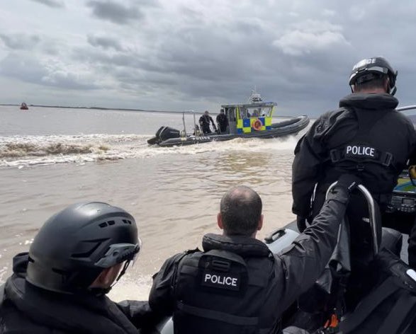 HPMarineProtect's tweet photo. Today has seen the team supporting #AQUAPOL Maritime Security Control Week across the Humber region.  Our patrols have been focussing on dock side engagement, lots of boat activity and even a foot patrol in the Humber! https://t.co/T82MuQ4s5W