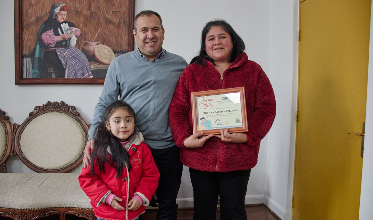 En representación del alcalde Ricardo Jaramillo, el Dideco Giano Pardo, tuvo un agradable desayuno junto a las 3 mamás ganadoras del concurso de la mejor madre en Facebook, en dónde se les reconoció por su gran labor criando y educando a sus hijos.

#Lautaro #Araucanía