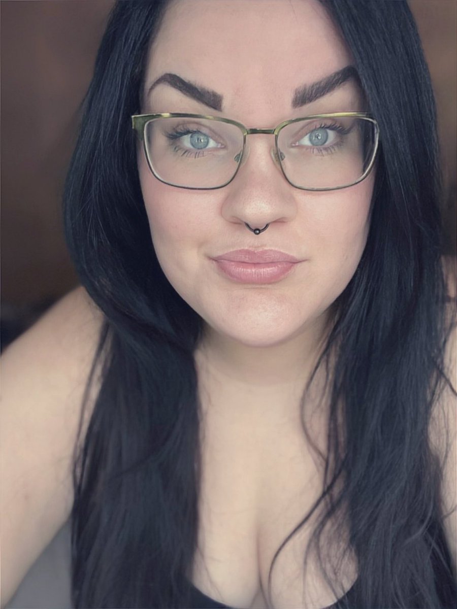 Posta en bild på dig med glasögon .

( har iof jämt glasögon )