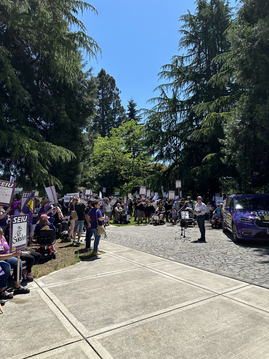 SEIULocal503's tweet photo. Hundreds of homecare workers are here today at the Oregon Capitol demanding a fair contract in our #DriveTo25 #orpol #orleg https://t.co/nZ9xshUHpe