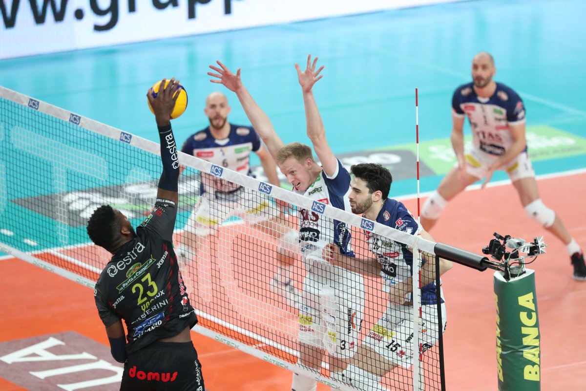 trentinovolley's tweet photo. 🏐📸 | GALLERY LIVE
➖
Le immagini di gara 5 di Finale in corso di svolgimento alla #BLMGroupArena
(✒️ Marco Trabalza) 
 ➖
 #⃣ #chePlayOff
 #⃣ #trentinonelcuore https://t.co/4oH5LMDTf3