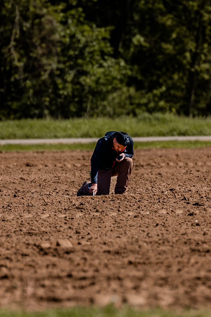 GroAlliance's tweet photo. #plant23 has been going great! Arturo is checking spacing and depth, because a great seed crop starts with ideal planting conditions, the right seed depth and proper spacing. The details make the difference! #GroAlliance #seedcorn https://t.co/vple6cBC98