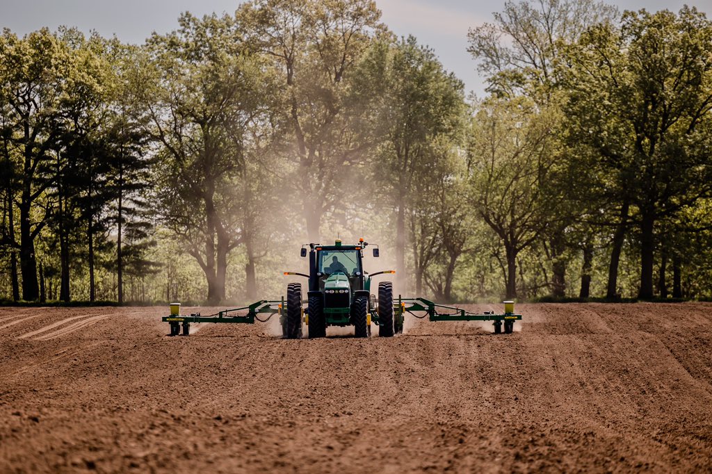 GroAlliance's tweet photo. #plant23 has been going great! Arturo is checking spacing and depth, because a great seed crop starts with ideal planting conditions, the right seed depth and proper spacing. The details make the difference! #GroAlliance #seedcorn https://t.co/vple6cBC98