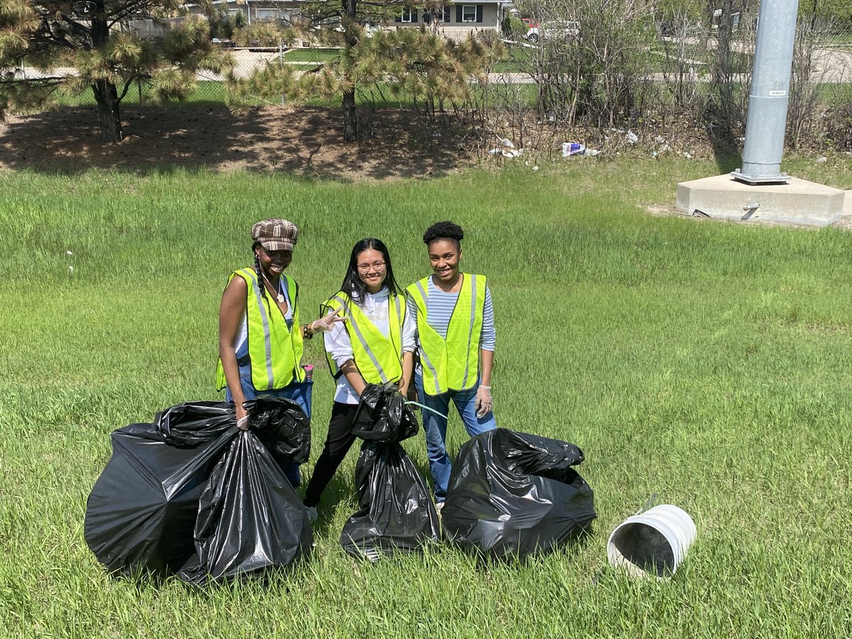 fshactivities's tweet photo. Nice work by the PaY group in helping to clean up South High’s portion of I-94! Great job! Go Bruins! https://t.co/DG1PSoRJdQ