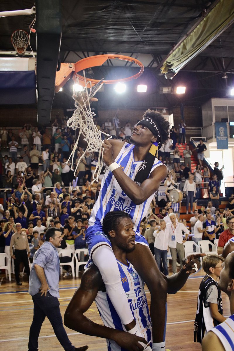 CDB_EBenitez's tweet photo. Los pelos de punta al recordar, revivir y sentir el ascenso a #LEBPlata. Tras las emociones, llega el momento de agradecer los apoyos y el cariño que estamos recibiendo. Nunca podíamos imaginar este gran ambiente a BALONCESTO que hemos generado 

INFINITAS GRACIAS, HUELVA. https://t.co/s0w7t0bHq7