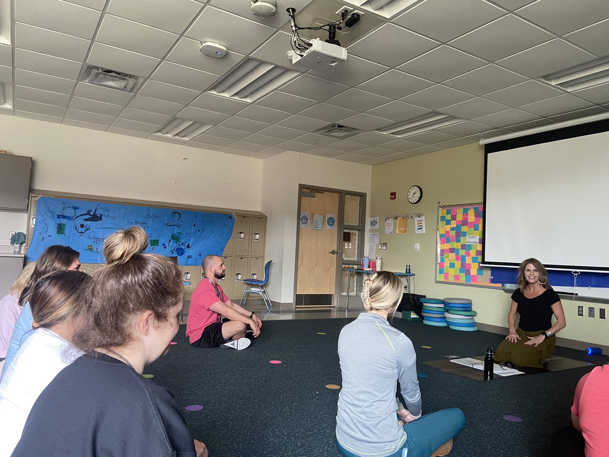 PEforlife's tweet image. For professional development today we had the opportunity to take a meditation session and play with some pups! Going on a walk next 😊 @ChadJamison07 #shulershines @ali_locker #selfcare