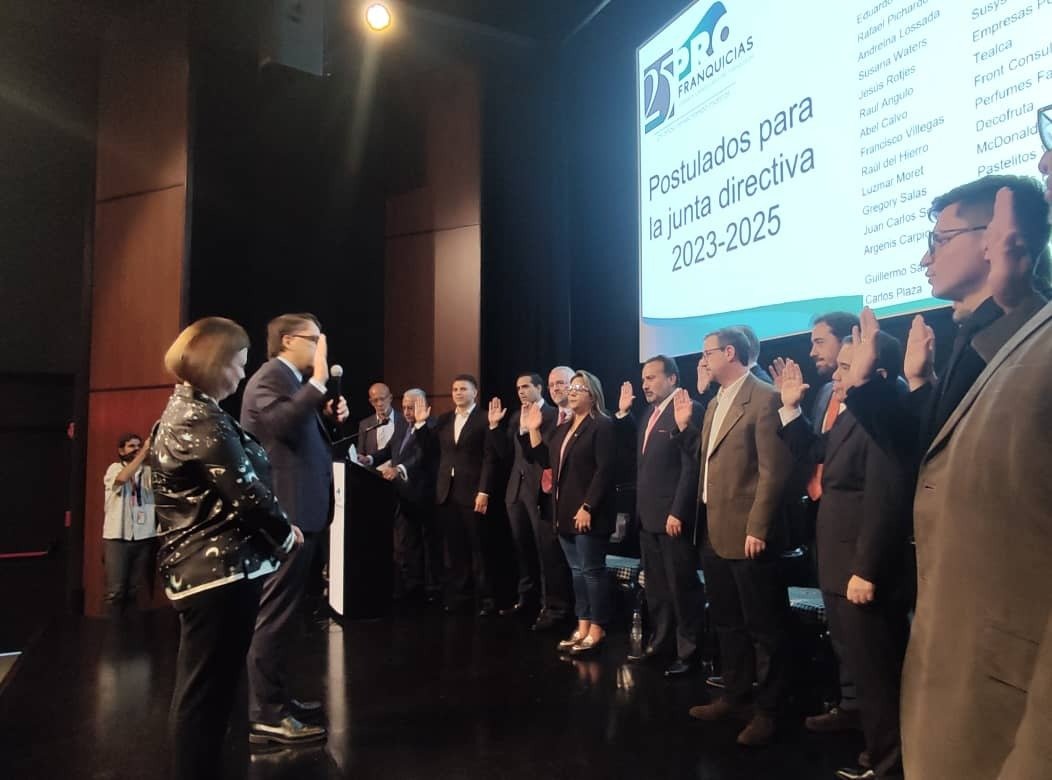 carfernandezga's tweet photo. #17Mayo Desde la Asamblea organizada por @Profranquicias, a propósito de la celebración de sus 25 años, presentes para juramentar a su nueva junta directiva: Ricardo Antequera, como presidente; Carlos Belloso, 1er vicepresidente; Simón Milá de la Roca, 2do vicepresidente. https://t.co/7PKysdM4xL