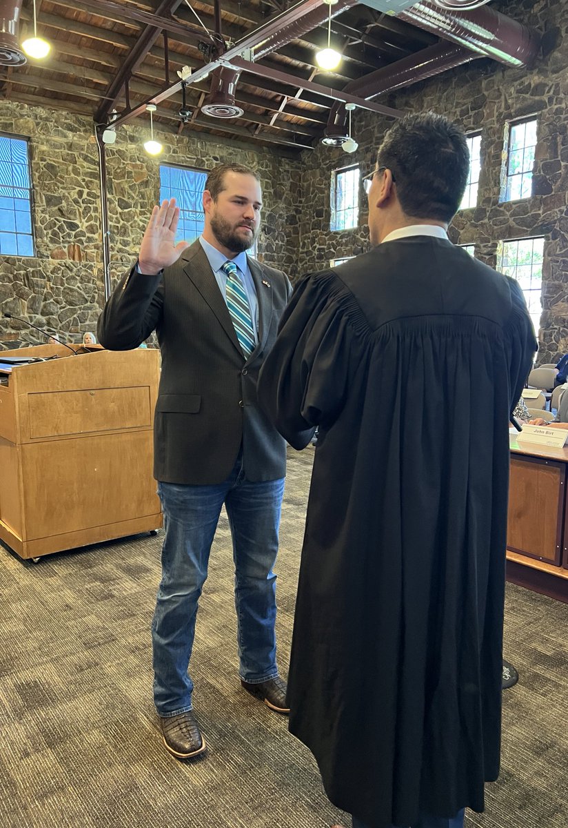 KellerISD's tweet photo. Keller ISD’s Board of Trustees swore in its two newest members at a Special Meeting today – John Birt for Place 4 and Chris Coker for Place 5. #CelebrateKISD https://t.co/M6A1wW0gG2