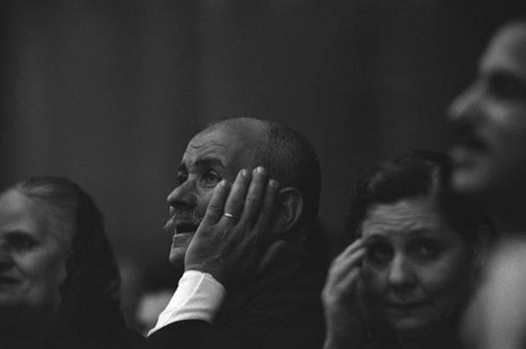 Arabbeau's tweet photo. The audience during Umm Kulthum's concert in Cairo. https://t.co/WVHkN2H9XL