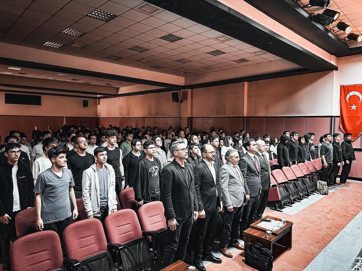 İlçemiz Mesleki Tanıtım ve Yöneltme Komisyonu ile Ostim Teknik Üniversitesi işbirliğinde Kariyer Günleri kapsamında,Şehit Mehmet Şengül MTAL salonunda, Ostim Teknik Üniversitesi MYO Müdürü Dr. Turan ŞİŞMAN tarafından “Robotlar Hayatımızda ”konulu seminer verildi.
@MemYenimahalle