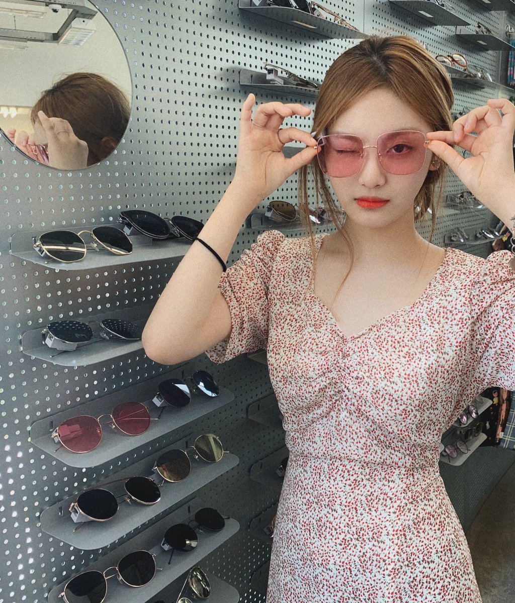 aespacetw's tweet photo. 𝙰ndo escogiendo unas nuevas gafas para ver a @utopicfiles in this #𝟿irlsﮩ٨ـ𝑛ight así que me puse guapa para sintonizarlas y ser parte de esta #𝑝arty잠ー𝕥ime, así que obvio ando gritando por ℜuby que es mi bias, la más bonita ofc. 

𝑓a𝑖r𝑦 ୨୧ 𝑡im𝑒 🪽 #ar𝑠yn ˖ ࣪ ͏��꒱ https://t.co/NfEwhvGYA7