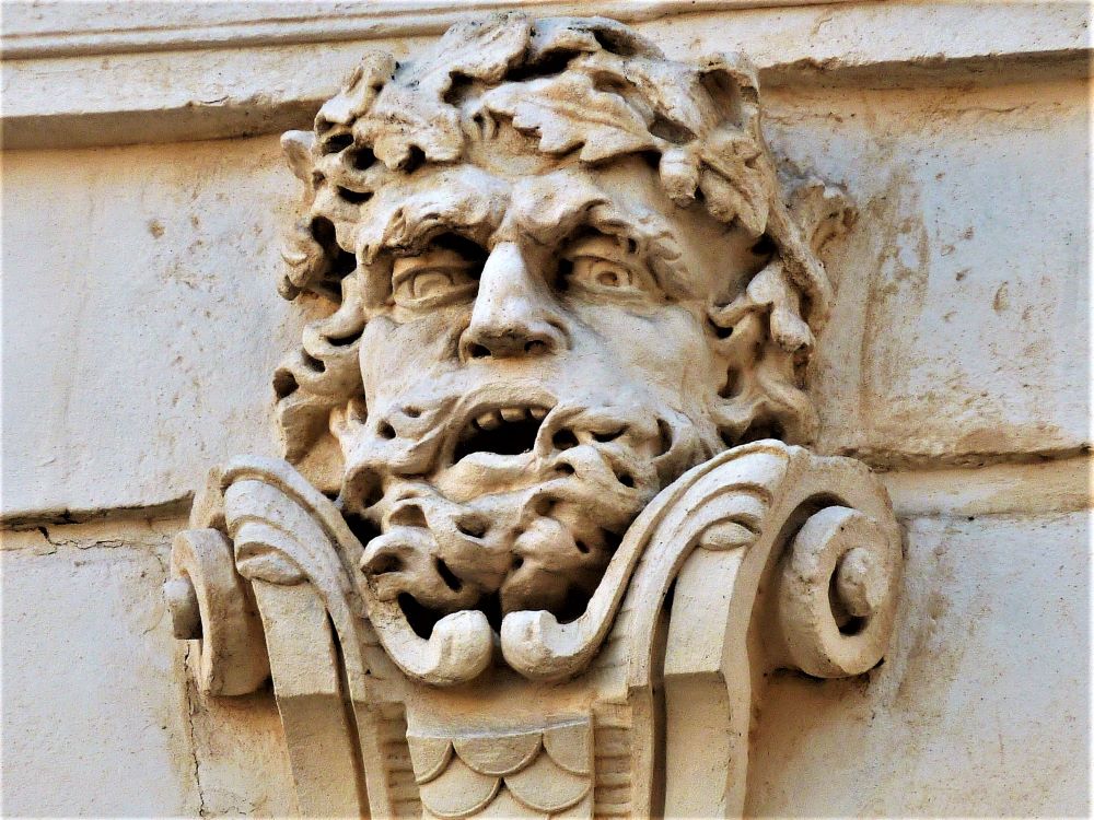 Visages de #Nancy : la fureur mêlée d'effroi des ennemis de Louis XV sur l'Arc de triomphe Héré.. nancyphile.com Tout Nancy en un clic