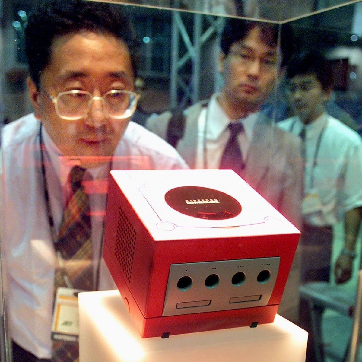 ModernNotoriety's tweet photo. Nintendo GameCube Revealed to the Public for the First Time Ever (2000) https://t.co/gK0tDxzmtI