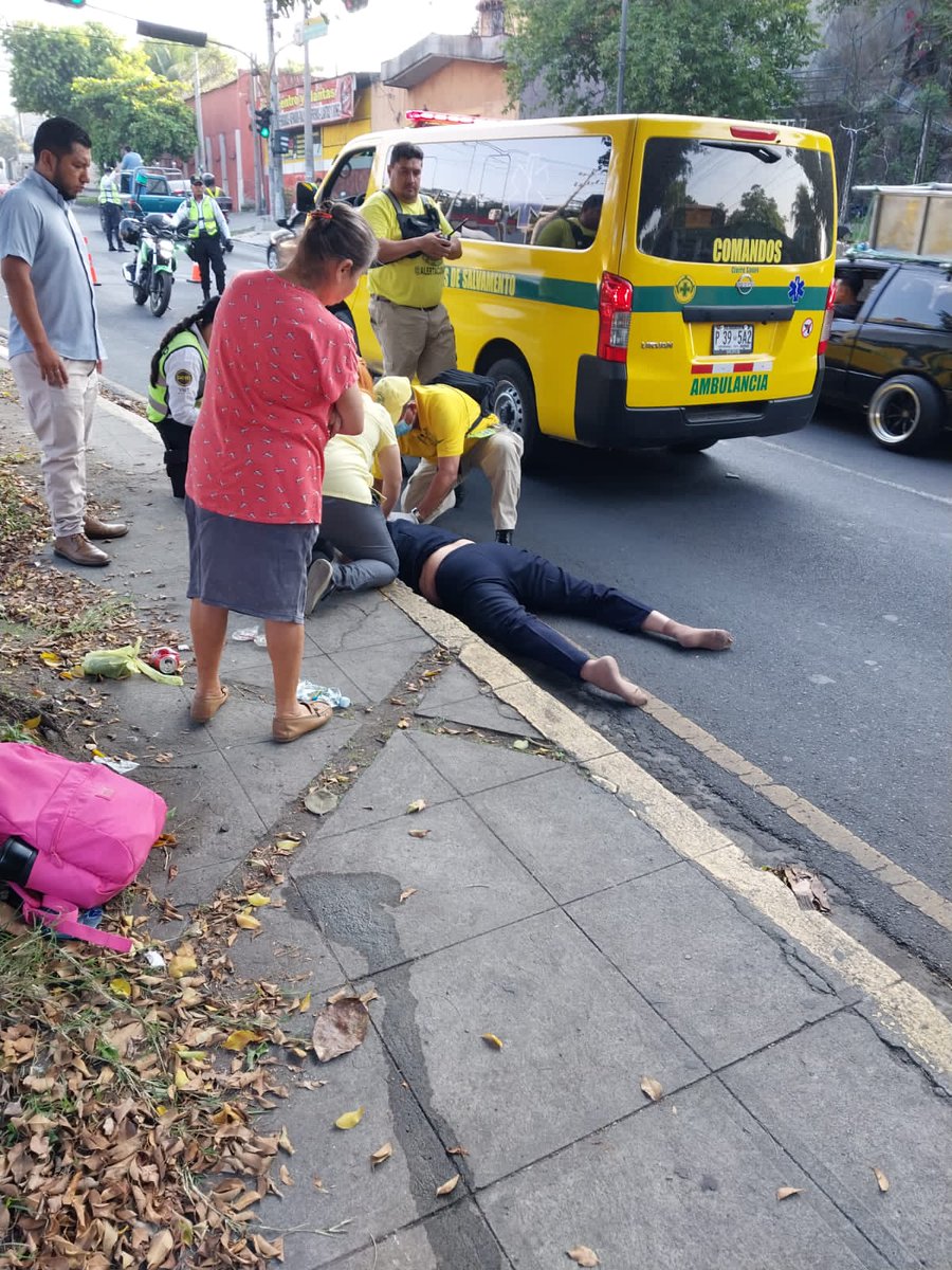 LissLaNurse's tweet photo. Enfermera supervisora local de la Unidad de Salud de Nejapa fue atropellada está mañana mientras se trasladaba a su lugar de trabajo  y aunque fue trasladada al ISSS no resistió y falleció .
Ojalá y se encuentre al hechor de esta muerte . 
@FGR_SV @PNCSV @VMTElSalvador https://t.co/93lYps96a6