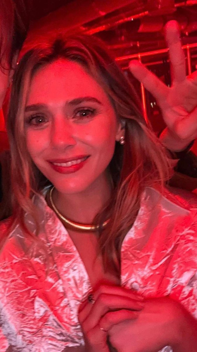 comfortolsen's tweet photo. the woman is glowing https://t.co/Q9iXzXLqBp