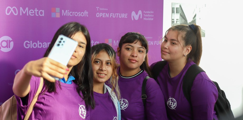 econocimientoar's tweet photo. En @QuilmesMuni, el Secretario @jmcheppi junto a la intendenta @mayrasmendoza participaron del encuentro con la @itu en el marco del proyecto #AmericasGirlsCanCode.

#EdCEnTodoYParaTodos
#CreoEnArgentina https://t.co/h0oJXMdEDc