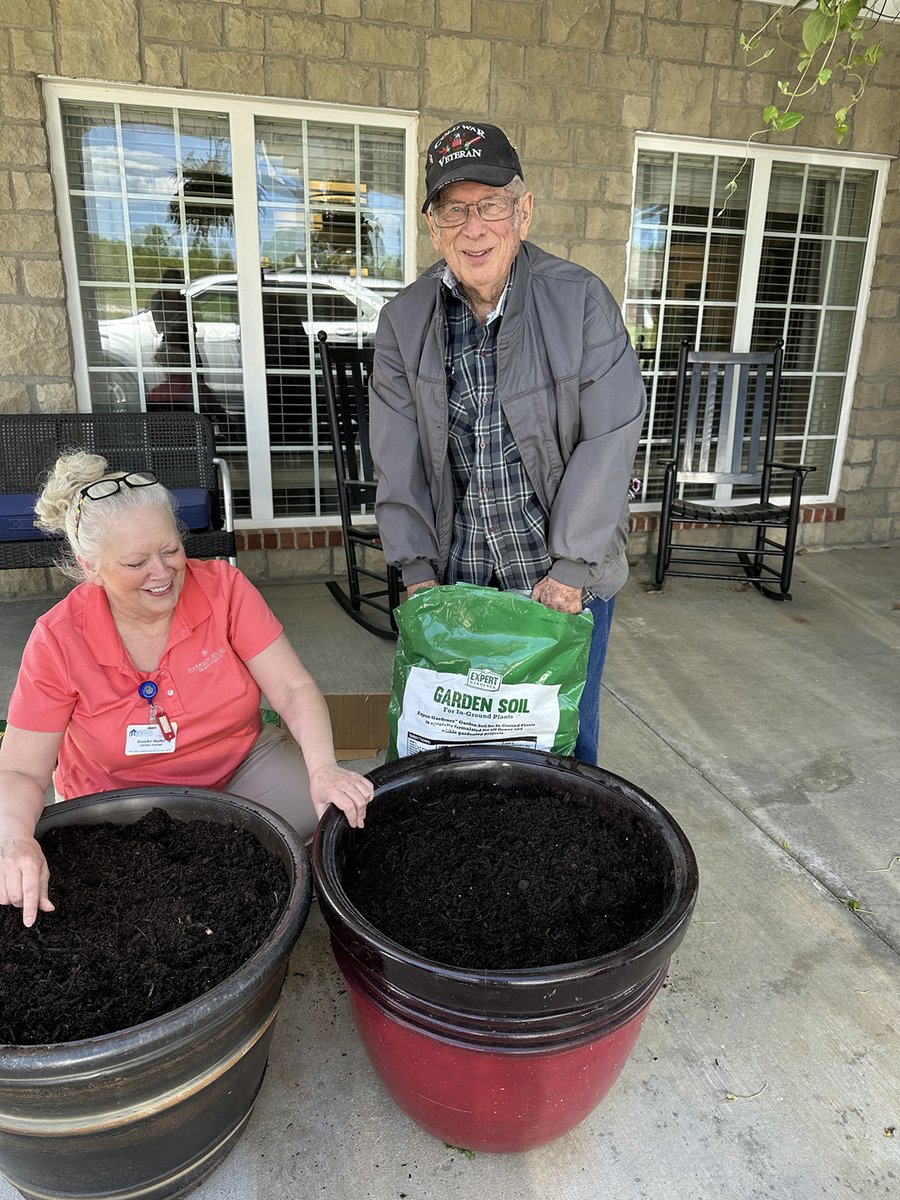 HSprings_HC's tweet photo. Harrison Springs is in full bloom! Our residents and staff are Campus in Color ready. We spent a majority of our afternoon planting and preparing our flowers for our event. 
#TrilogyGrows #GrowWithTrilogy https://t.co/Wze0Lo8xBg