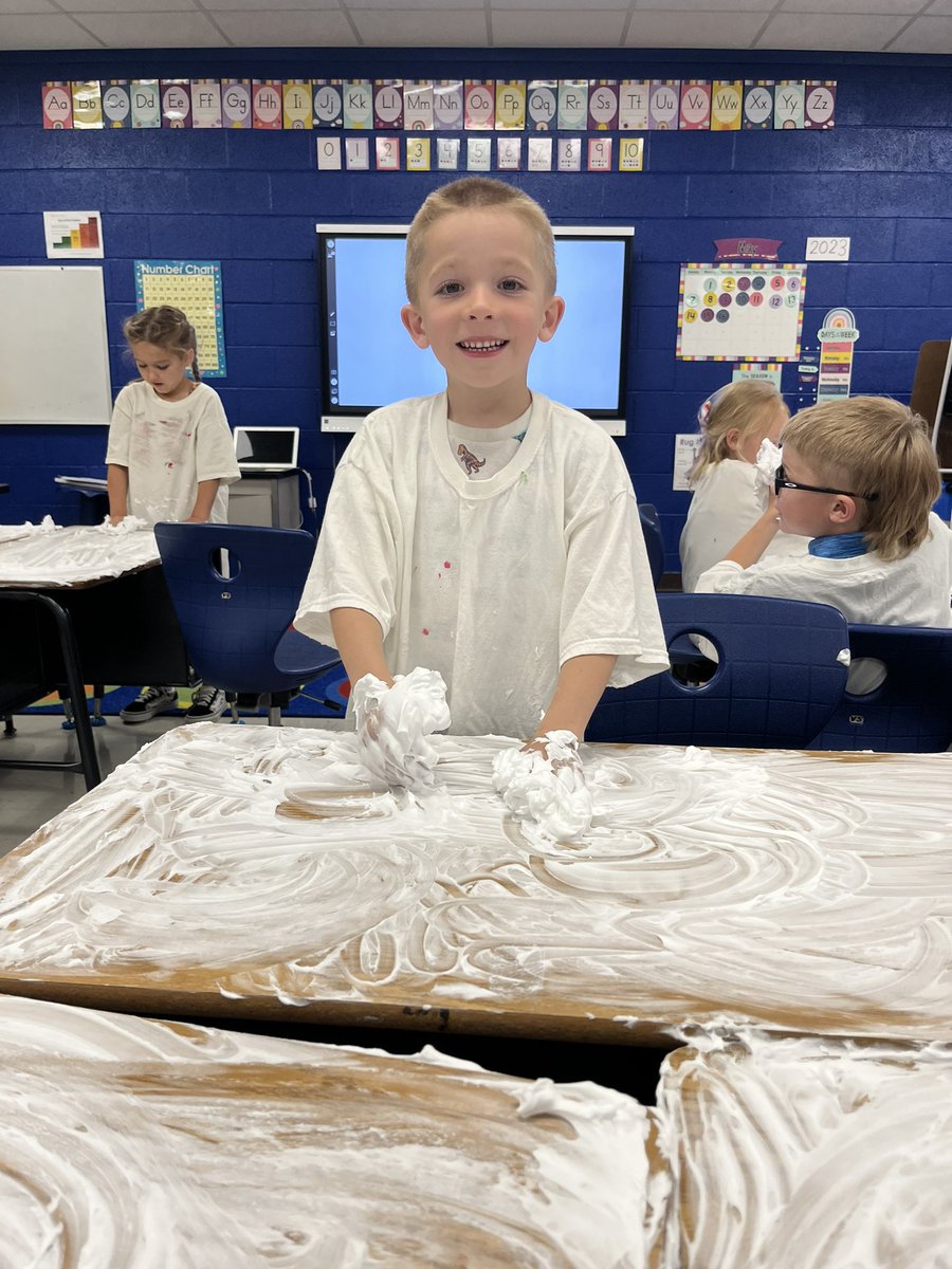 ashariseclassen's tweet photo. Kindergarten clean-up crew! Bring on  graduation 🎓👩‍🎓 🧑‍🎓🎓 #emwolves https://t.co/B0C4zq6wT4