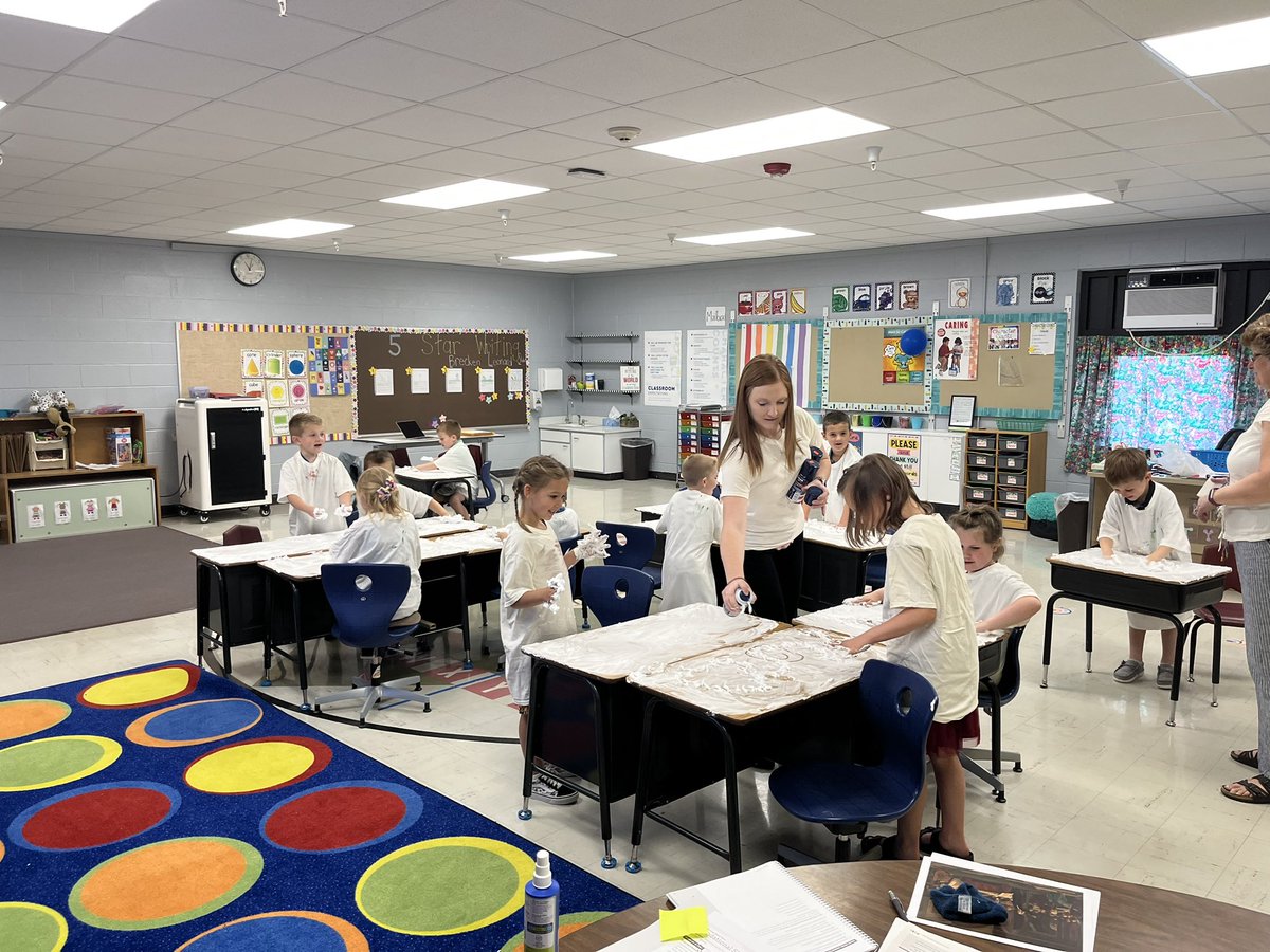 ashariseclassen's tweet photo. Kindergarten clean-up crew! Bring on  graduation 🎓👩‍🎓 🧑‍🎓🎓 #emwolves https://t.co/B0C4zq6wT4