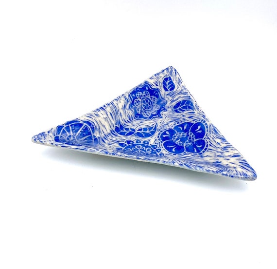 Blue Floral Dish, ceramic tinyurl.com/2aubcbhb via @EtsySocial #zencatpottery #etsysocial #stonewarepottery #ceramicdish