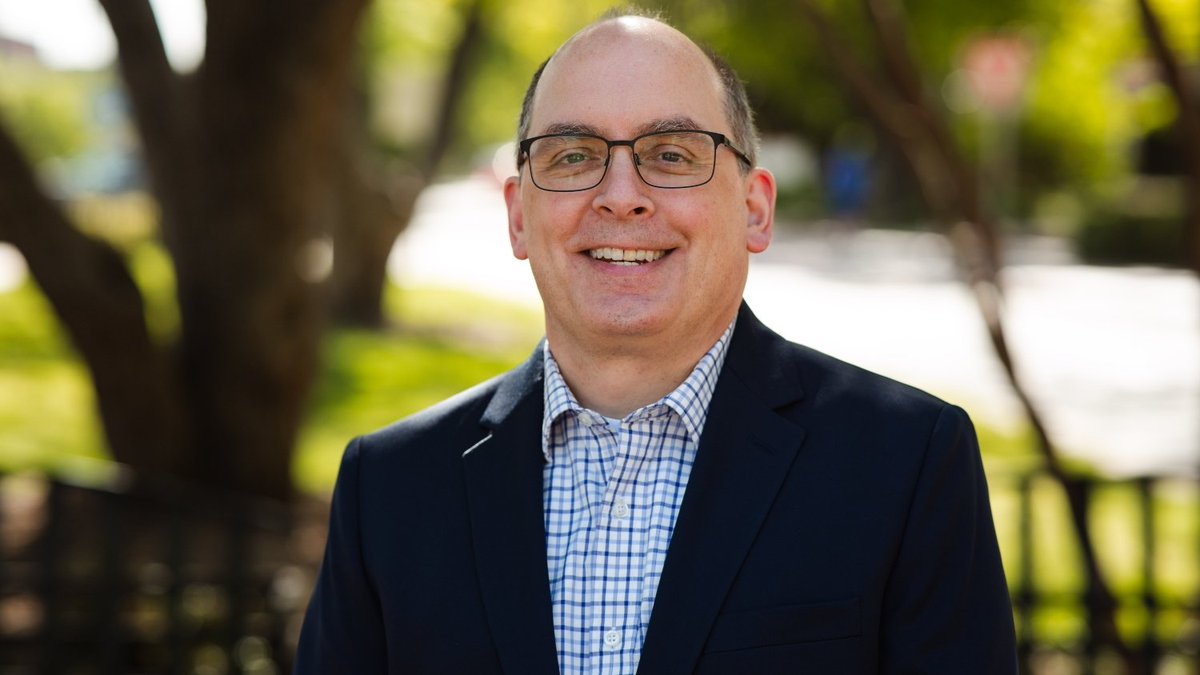 NCStatePoole's tweet photo. An operations and supply chain management expert, Don Warsing is the first dedicated faculty director for @NCStateMBA at the Poole College of Management. 🐺🐾🎉
Read more. ➡️ https://t.co/r7rFn7KmQj #NCStateMBA #GradPack #NCStatePoole https://t.co/lFU0UO7DvO