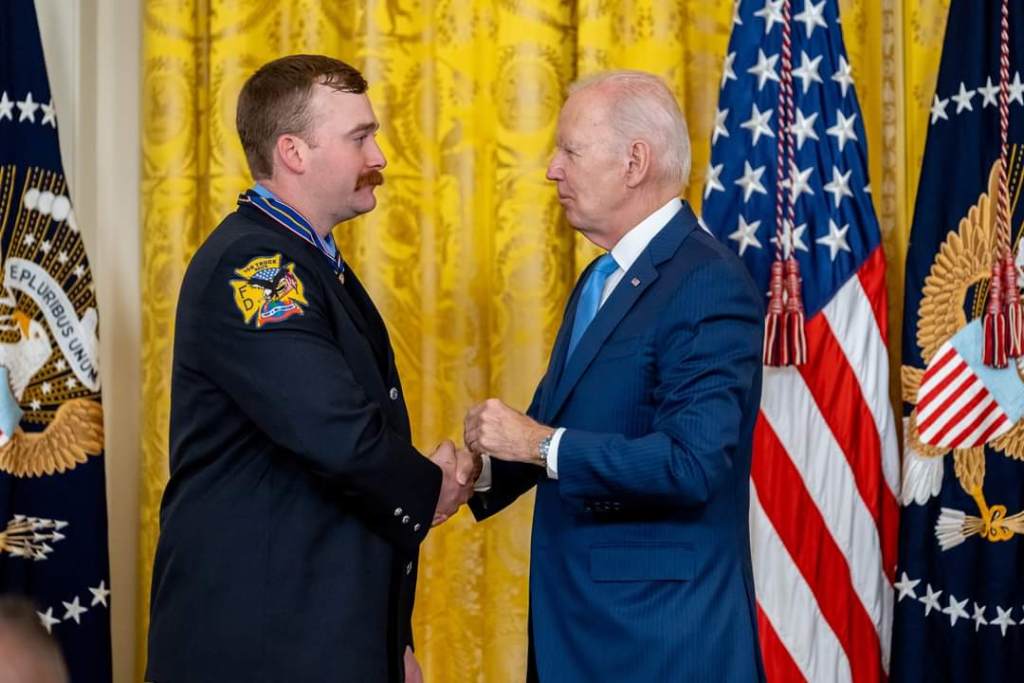 UFANYC's tweet photo. Today UFA member Firefighter Patrick Thornton received the Medal of Valor at the White House for his heroic bravery.

Earlier this year, Firefighter Thornton saved a man trapped under a capsized vessel two miles off the coast of Staten Island. Without hesitation, https://t.co/AXPeHdOtEv