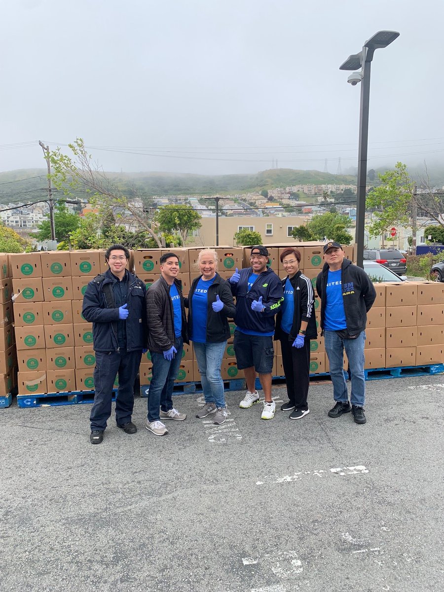 @Auggiie69 @annie54c @JoniBelknap 
@2ndharvest Fresh air, exercise, and friends! United volunteers out on a beautiful day in San Francisco with Second Harvest, helping to feed over 400 families. You are much appreciated!  #united #wheregoodleadstheway #teamsfo