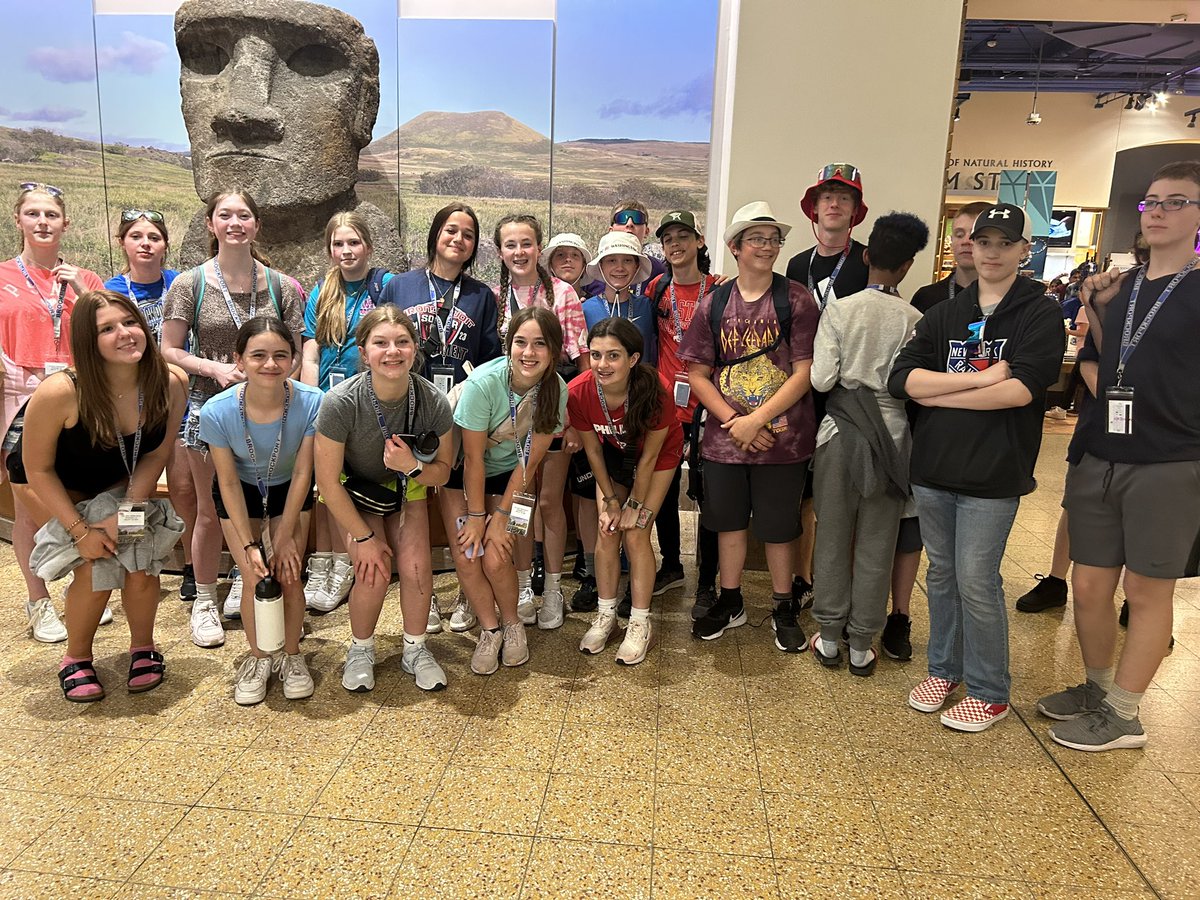 ahtoliver's tweet image. We said goodbye to our new friend at the Natural History Museum #bus2