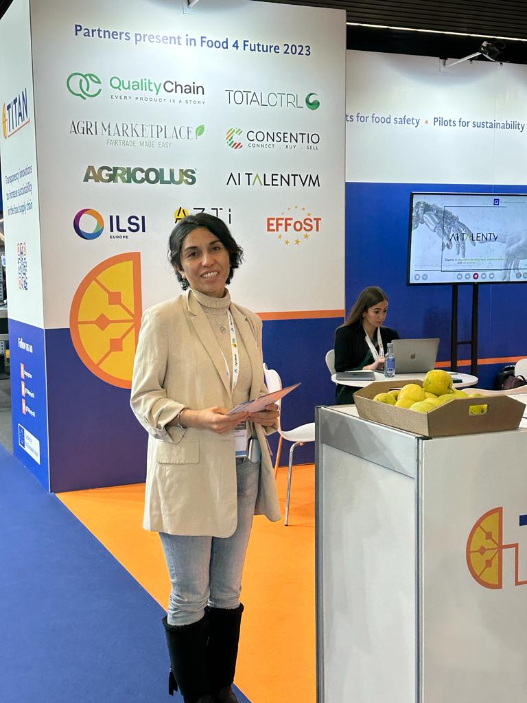 aitalentum's tweet photo. 📆Segundo día transcurrido de todo el equipo de #TITANproject ⭐️- @TITANprojectEU en la @expofoodtech #F4F2023 🦾🍎
Ven a conocernos y descubre cómo podemos hacer más transparente el sistema alimentario🏭🌾 a través de tecnologías innovadoras💡.
📍Stand G717
#TITAN #F4F2023 https://t.co/bguVVNGJb0