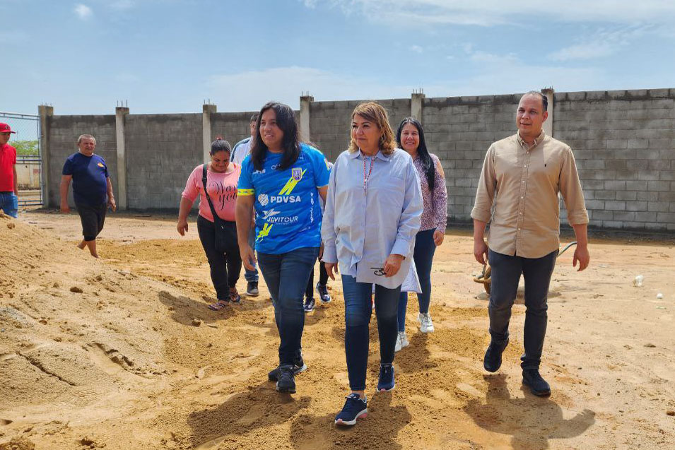 Junto al Pdte. <a href="/NicolasMaduro/">Nicolás Maduro</a> avanzamos en la consolidación del contacto directo con el pueblo mediante el 1x10 del Buen Gobierno. Seguimos dando respuesta inmediata con las Bricomiles; así van los trabajos de rehabilitación de la Escuela "Maestro Aristóbulo" en el estado Zulia.