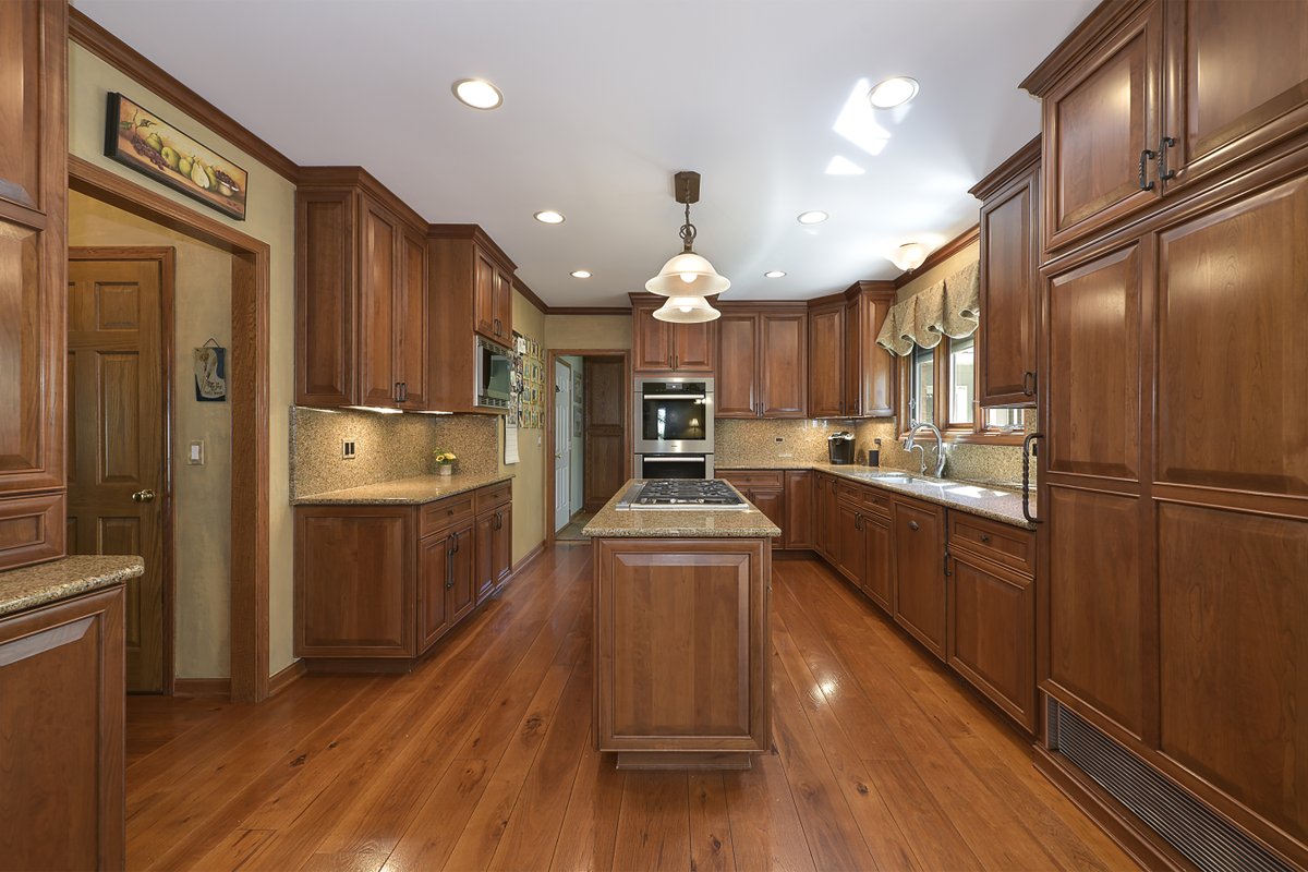 PinnacleGroupIL's tweet image. #justlisted #ProspectHeightsIL home $799,900! 5,004 SF+ basemnt, 5 bed, island kitch, sunrm, great yard, 2nd flr laundry 2nd kitch, 3car garage, builtin grills, water feature, sec system &amp;amp; updates 810Andover.com call/text 847-401-4859 cjacobs@c21tpg.com #chrisjacobshomes