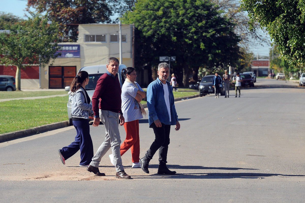 emiliojaton's tweet image. Recorrimos las mejoras en iluminación que estamos haciendo en barrio #CoronelDorrego. 

El camino es este, trabajando en equipo, a favor de la gente y haciendo #MásParaSantaFe.