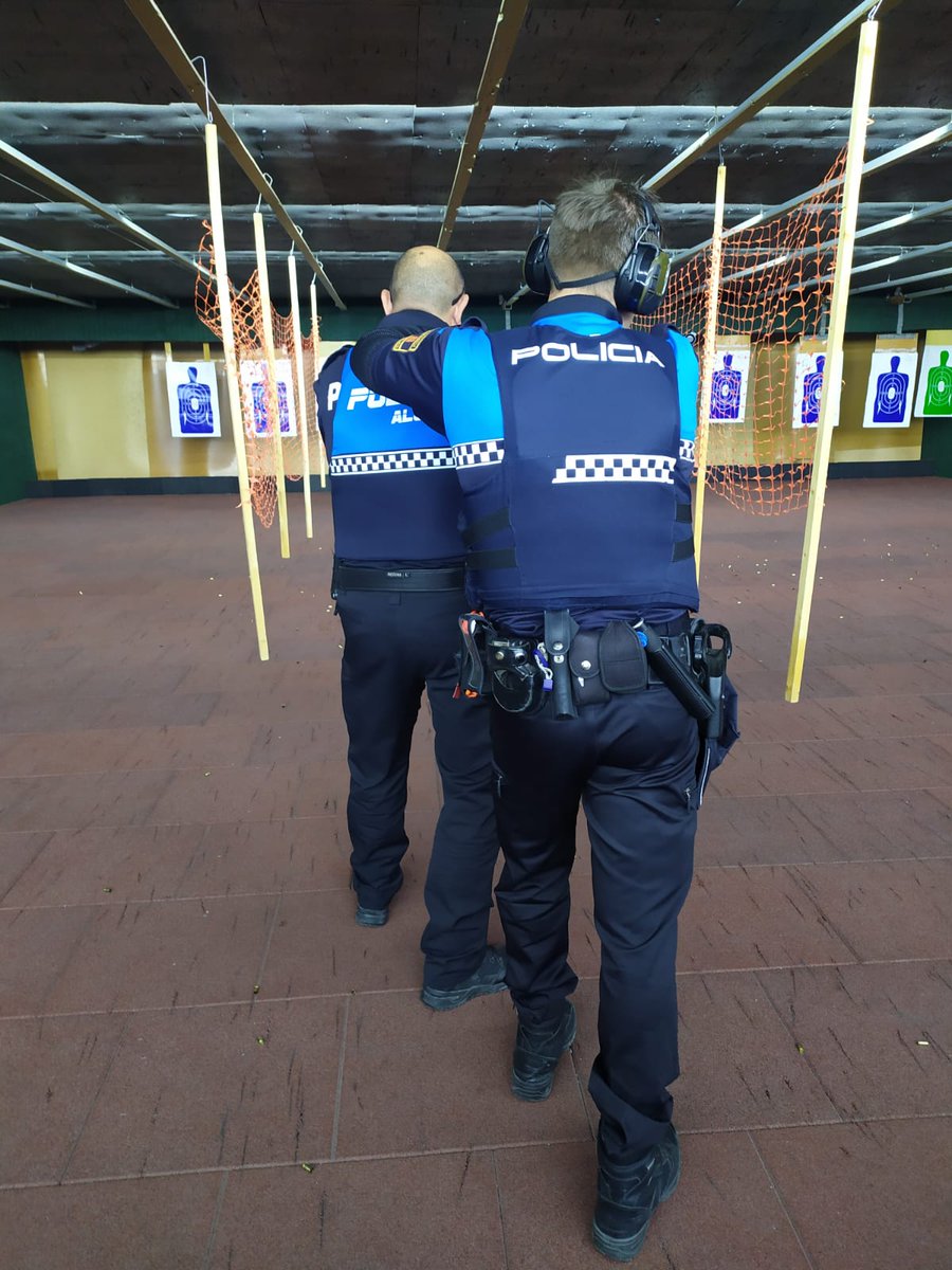 Aytodealgete's tweet photo. 👮 👮‍♀️ La policía local de #Algete realiza prácticas de tiro

🎯 🔫 Las prácticas son las reglamentarias correspondientes al primer semestre del año https://t.co/ga7Alt5SHo
