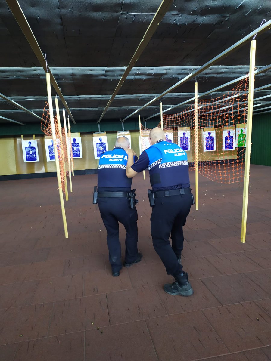 Aytodealgete's tweet photo. 👮 👮‍♀️ La policía local de #Algete realiza prácticas de tiro

🎯 🔫 Las prácticas son las reglamentarias correspondientes al primer semestre del año https://t.co/ga7Alt5SHo