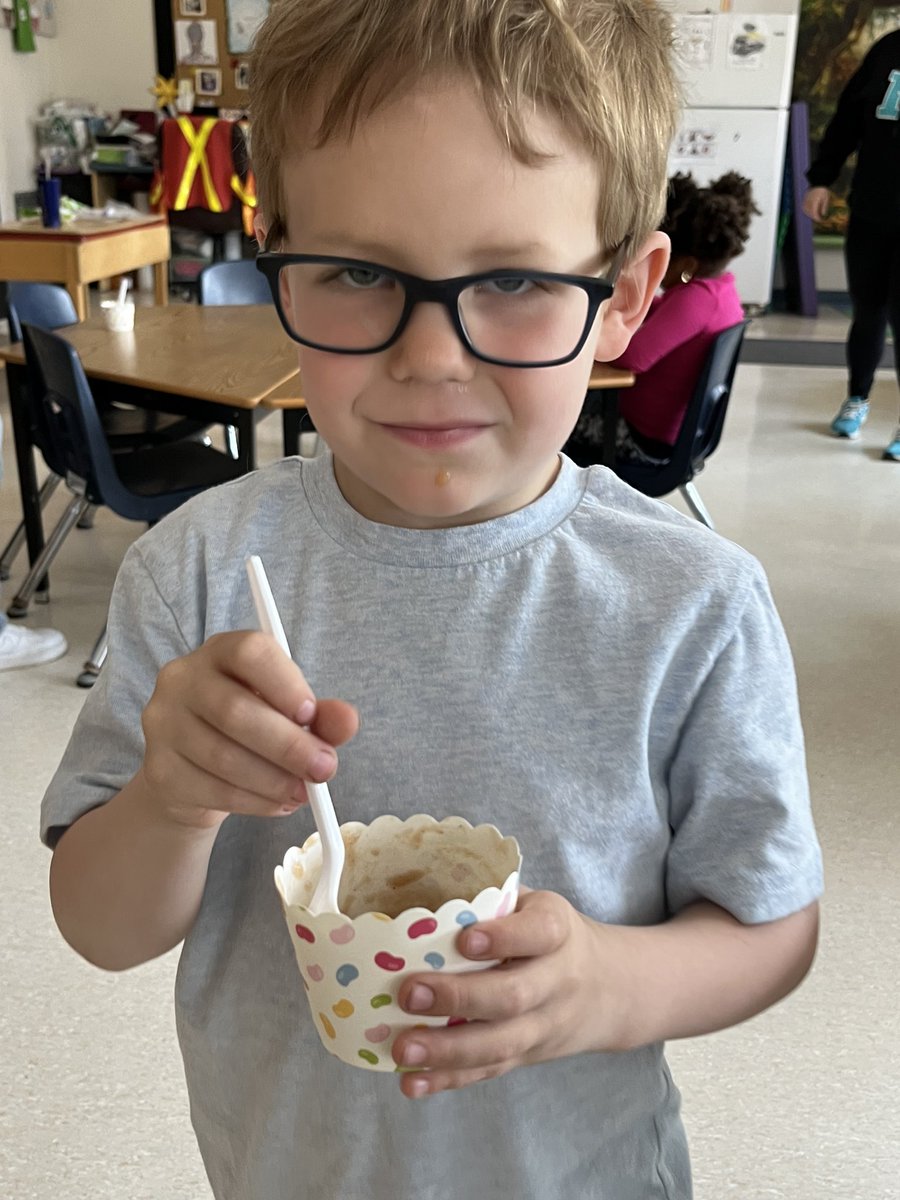 HoffmanSartor's tweet photo. Huge thank you Ms. Belanger for making apple sauce for our students at David Maxwell. Delicious! https://t.co/0QwqiXxJJR