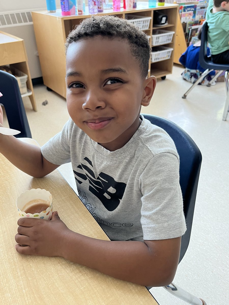 HoffmanSartor's tweet photo. Huge thank you Ms. Belanger for making apple sauce for our students at David Maxwell. Delicious! https://t.co/0QwqiXxJJR