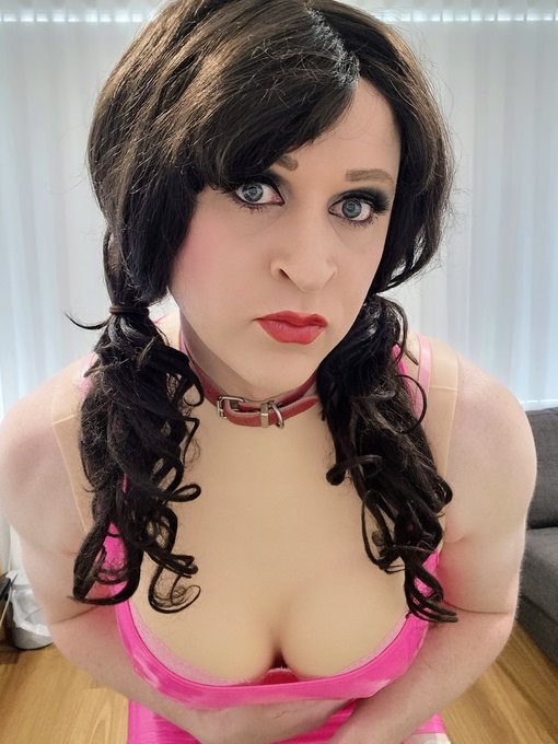 Staring contest in 3......2......1  🤣😈🔒 https://t.co/a1wwsV7BOm