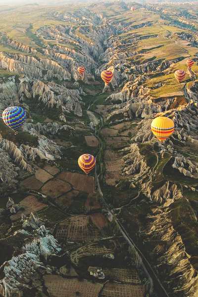 FSimunde's tweet photo. In Cappadocia, volando sulle mongolfiere, è possibile vedere un paesaggio lunare formatosi dall’erosione di strati morbidi di lava e cenere, emessi dai vulcani Erciyes, Hasandağ e Güllüdağ, e poi modellati da pioggia, vento e ghiaccio nel corso di milioni di anni. https://t.co/K5PF5Db8GY