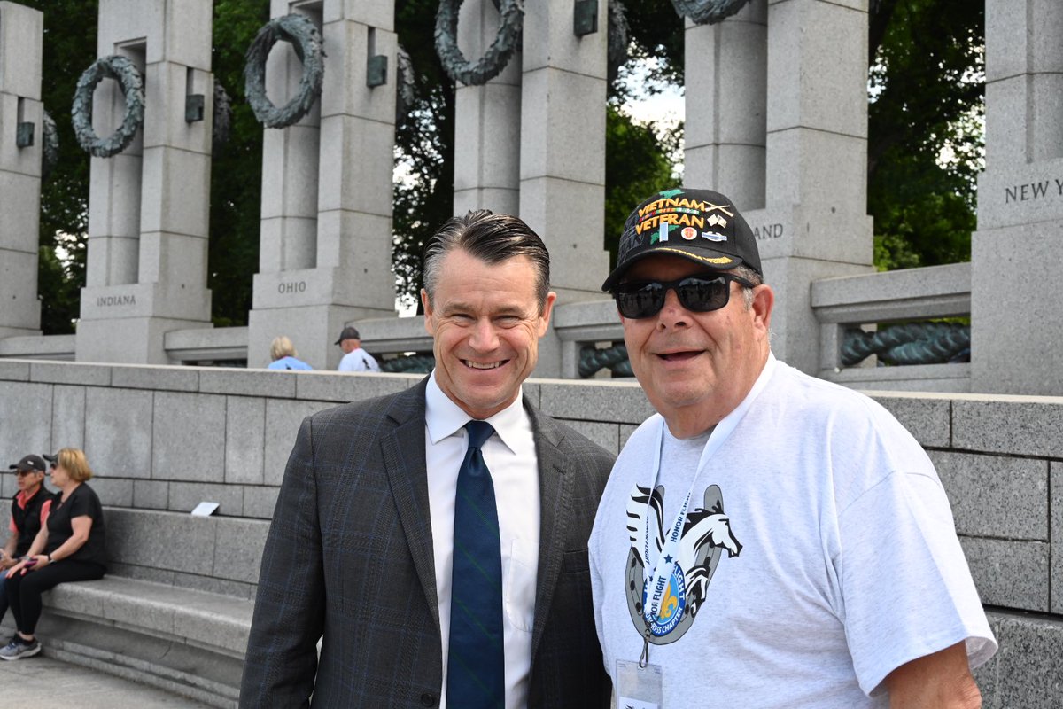 Davidyuxx1's tweet photo. Enjoyed seeing Hoosier veterans from Southern Indiana who were on the Bluegrass Honor Flight today. We are forever thankful for their service and sacrifice. https://t.co/NrqlQNPzEv