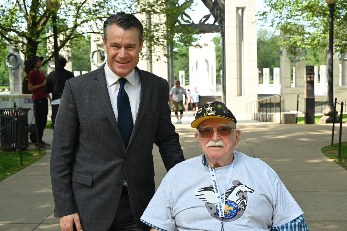 Davidyuxx1's tweet photo. Enjoyed seeing Hoosier veterans from Southern Indiana who were on the Bluegrass Honor Flight today. We are forever thankful for their service and sacrifice. https://t.co/NrqlQNPzEv