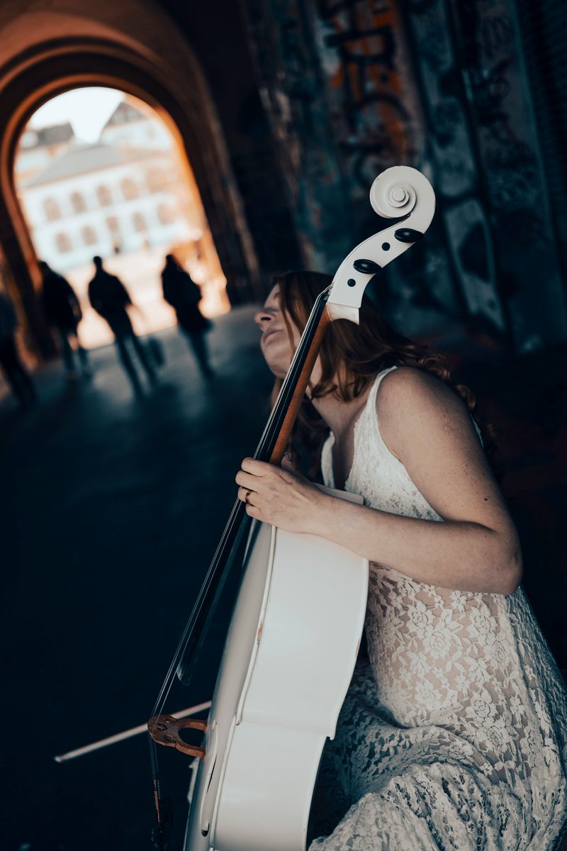 Es kommt immer ein Licht am Ende des Tunnels! ☀️

#whitecello #17mai #cellistin #cello #cellomusic #lightattheendofthetunnel
#musician #bach #friends #jazzmusic #LifeAndMusic #springtime #Thankful #weddingmusic #HOPE #love #LoveinTheAir #strassenmusiker #streetmusician #happy