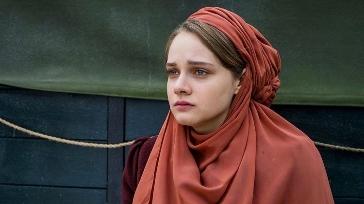 kafamız dağılsın diye arkadaşlarla muhabbet ediyoruz konu 10 sn sonra yine siyasete geliyor. şu kıza döndük iyice memleket bu haldeyken başka bir şey konuşamıyoruz.