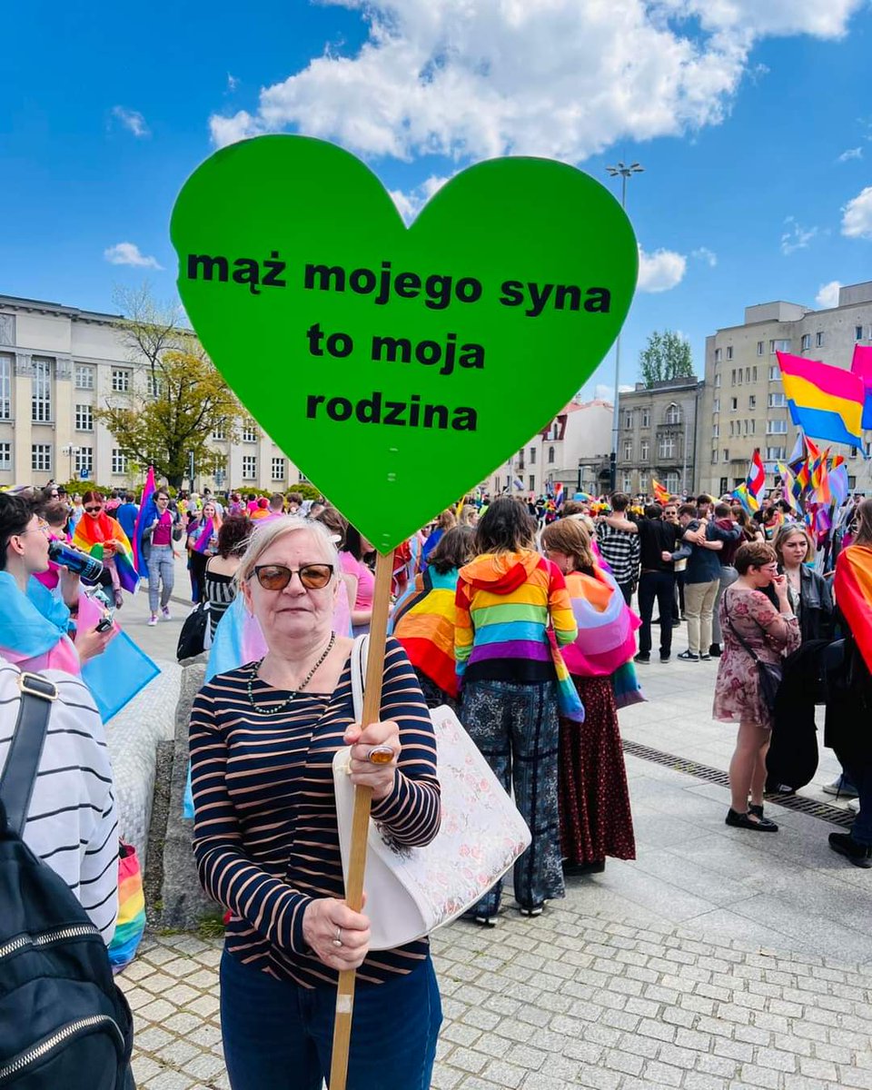 Miasto_Lodz's tweet photo. Bo wszyscy jesteśmy równi ❤️ Pamiętajmy o tym nie tylko w Międzynarodowy Dzień Przeciw Homofobii, Transfobii i Bifobii 🌈

📷Łódź zwana pożądaniem - przewodnik po Łodzi https://t.co/004vF16z6I