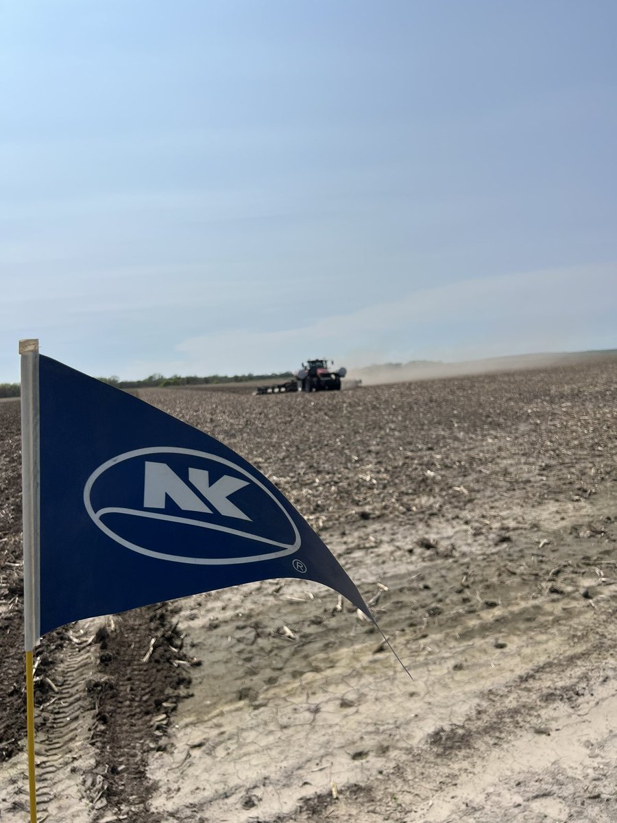 mekenzieb_24's tweet photo. Last of the plot planting for #plantNK23 ! But now it’s time to watch the new @NKSeeds corn hybrids #grow23! 🙌🏻🌽🎉  Thank you to @CountryPartner for the partnership! @MikeEgger6 @farmerbart https://t.co/3k3TODOEDy