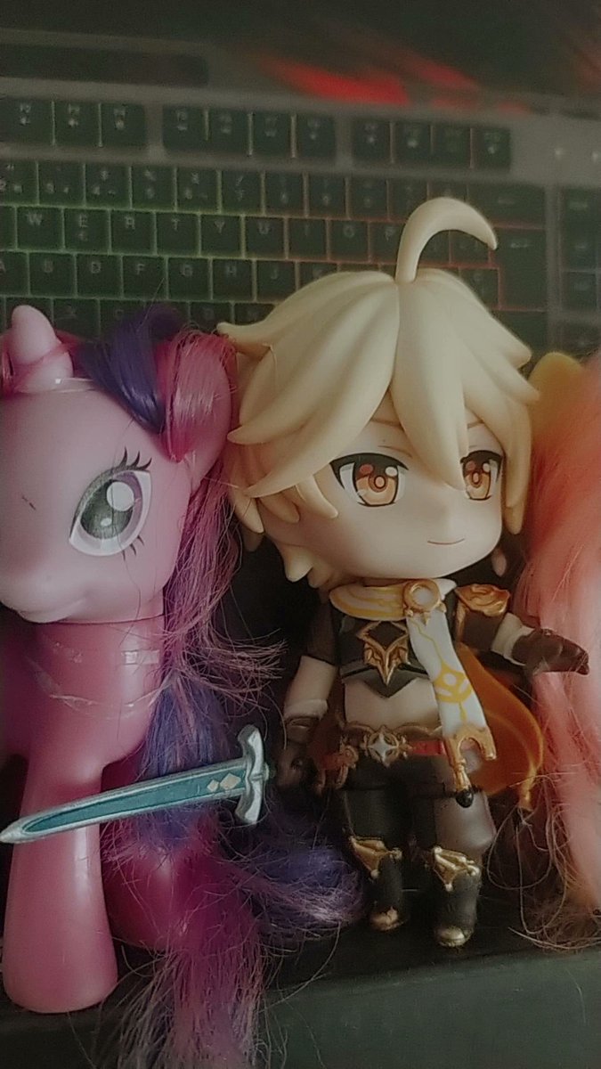 A_Stupid_Simp's tweet photo. Look how cute it is next to my ponies💕
#Nendoroid #Aether #GenshinImpact https://t.co/XVhkCtI1qA