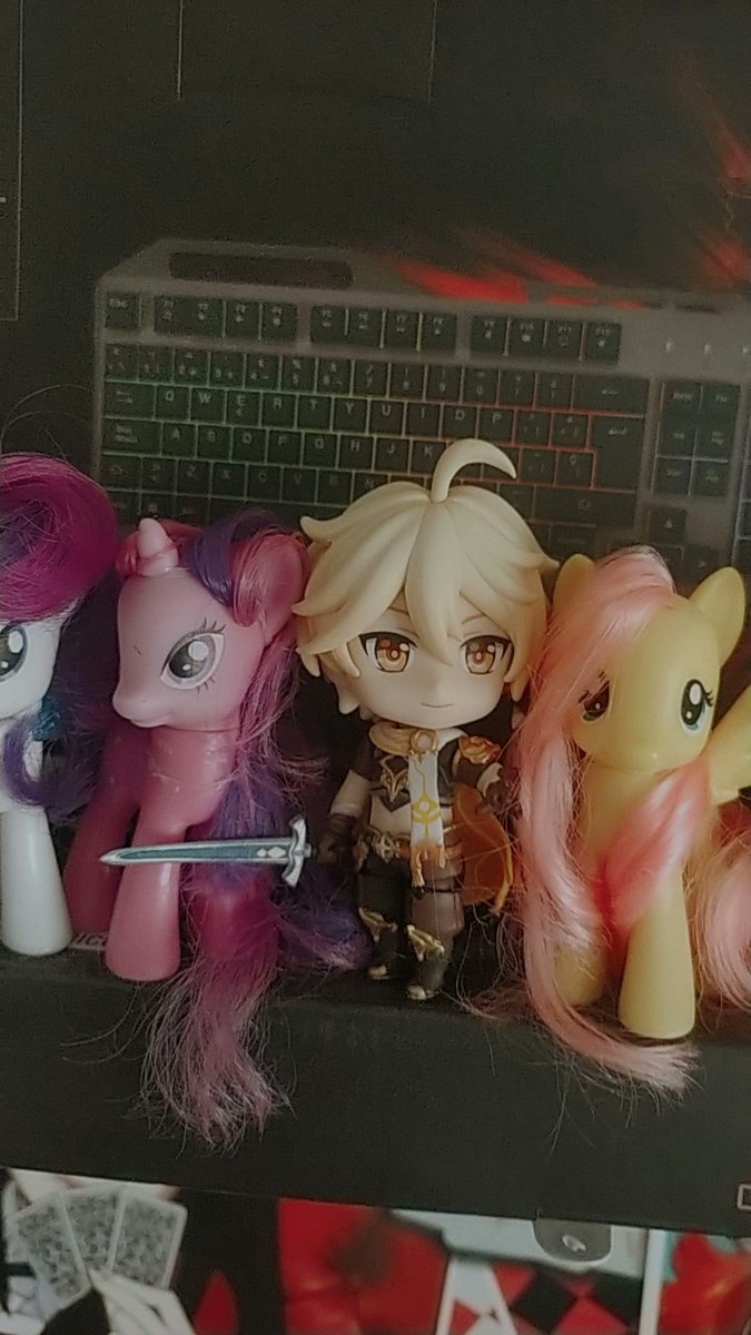A_Stupid_Simp's tweet photo. Look how cute it is next to my ponies💕
#Nendoroid #Aether #GenshinImpact https://t.co/XVhkCtI1qA
