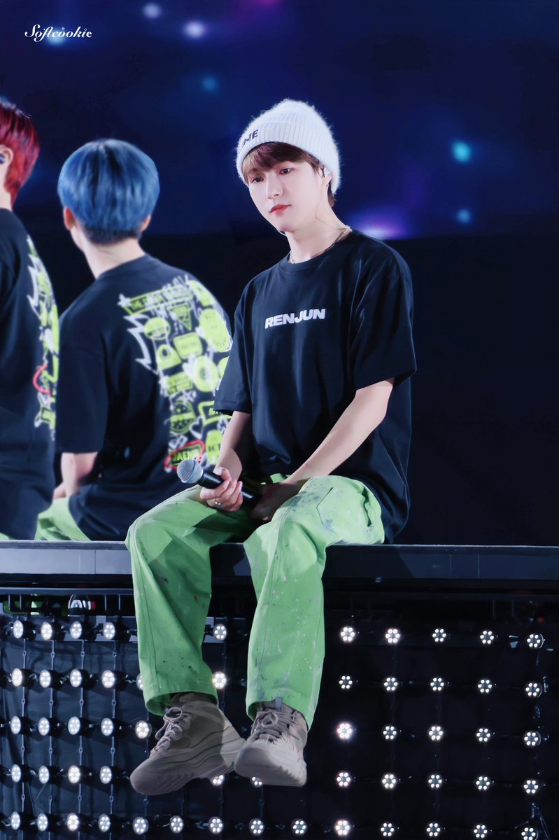 fairyissabey's tweet photo. renjun literally looks like a doll like how can someone be this pretty https://t.co/OXm33pchMD