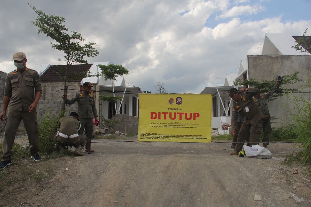 merapi_uncover's tweet image. Satpol PP DIY menutup perumahan di Desa Maguwoharjo, Kecamatan Depok, Sleman, karena dibangun tanpa izin di tanah kas desa. Sudah ada 150 rumah di perumahan itu, sebagian sudah terjual dan dihuni. Harga per rumah sekitar Rp 190 juta.

Selengkapnya: kompas.id/baca/nusantara…