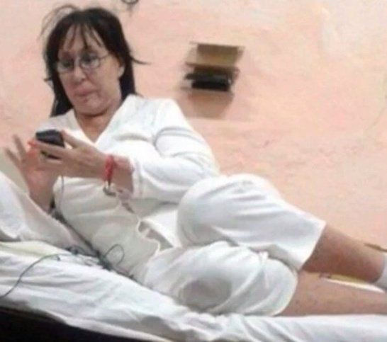 uhbasta's tweet photo. como me gusta estar en silencio y solamente usar el celular sin nadie q me joda sin nadie q me hable solamente yo y mi celular https://t.co/NCHejESDob
